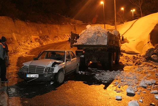 Na Čekrku sudar tri Mercedesa, jedna osoba ozlijeđena