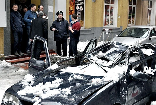 Snijeg 'poklopio' auto u pokretu, vozača izvlačili krampama