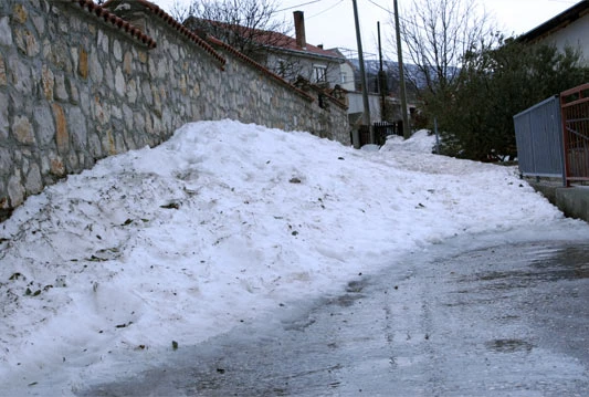 Prilazi pojedinim školama neočišćeni, djeca se smrzavaju u učionicama