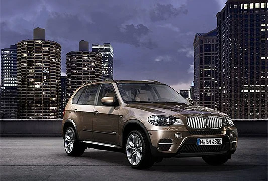 Može li SUV biti brži od sportskog automobila u zavoju?
