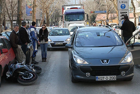 Na Aveniji sudar auta i motocikla; Kod Kartinga autobus udario autoškolu