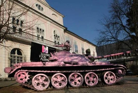 Slovenkama poklonjen ružičasti tenk