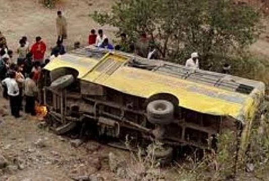 Autobus se skotrljao u provaliju, 15 osoba poginulo