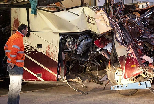 Stravična nesreća u Švicarskoj: Autobus se zabio u tunel, poginulo 22 djece!