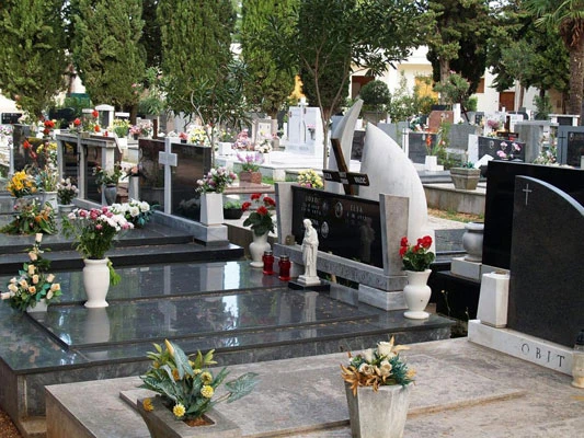 Sa groblja otuđeni kip i vaze