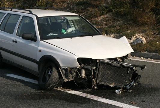 U sudaru automobila jedan mladić poginuo, drugi teško ozlijeđen