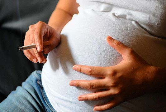Ukrajina planira kažnjavati žene koje puše u trudnoći