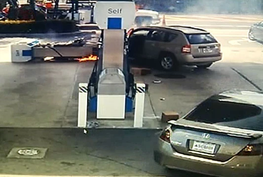 Pogledajte kako je nestrpljiva žena umalo digla benzinsku u zrak