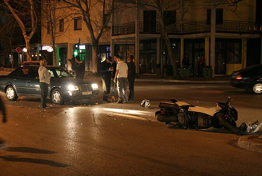 Vozač skutera ozlijeđen u sudaru s Mercedesom