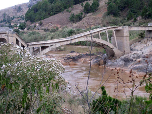 U urušavanju mosta poginulo 6, a ozlijeđeno 18 osoba