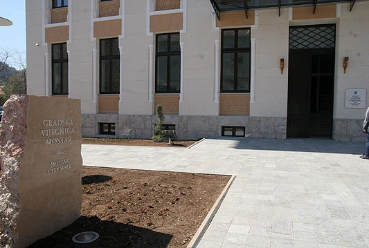 Zavjet: Suludo je tražiti da se u krugu Vijećnice podiže spomenik pripadnicima Armije BiH
