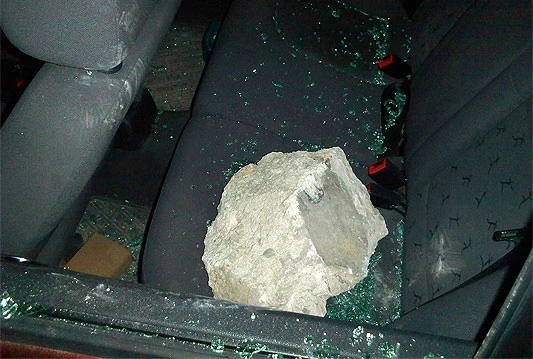 Huligani oštetili više automobila