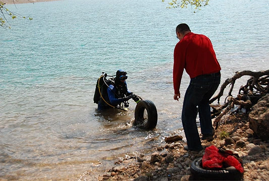 Održana akcija čišćenja mostarskog jezera oko HE Mostar