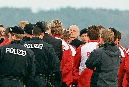 Navijači 'postrojili' momčad Kölna pred autobus, policija samo promatrala