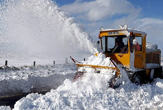 Snježno nevrijeme pogodilo Englesku, tisuće kućanstava bez struje