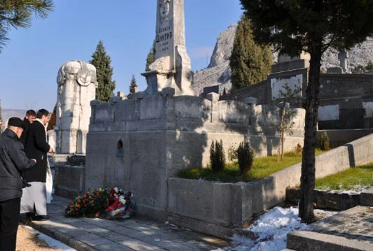 Posjećeno oskrnavljeno pravoslavno groblje u Mostaru