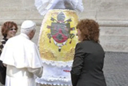 Papa daruje darovano jaje