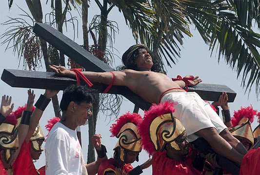 Filipinci obilježavaju Veliki petak raspećem i bičevanjem