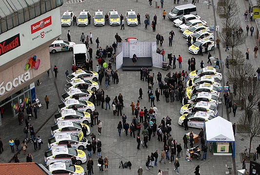 Taksisti Banja Luke bogatiji za 25 hibridnih vozila Prius