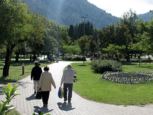 Sumorna slika grada na Neretvi za Dan planeta Zemlja