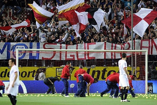 Utakmica Seville kasnila zbog El clasica, navijači zasuli teren teniskim lopticama
