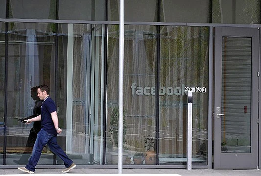 Uoči javne ponude pala dobit Facebooka