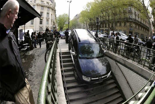 VIDEO: Parkirao automobil u metro