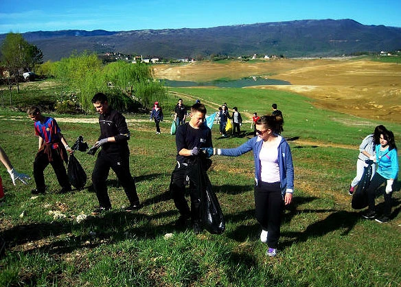 Učenici u akciji čišćenja obale Ramskog jezera