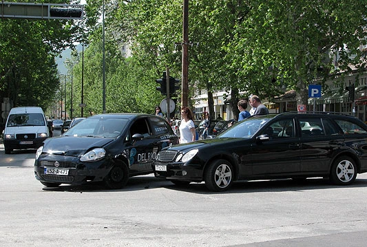 'Zbližavanje' Fiata i Mercedesa na raskrižju kod Uglovnice