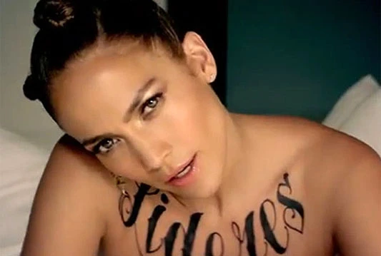 Jennifer Lopez gola i tetovirana u novom spotu glumi zločestu djevojku