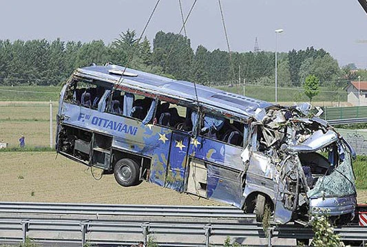 Autobus sletio s ceste, 5 osoba poginulo