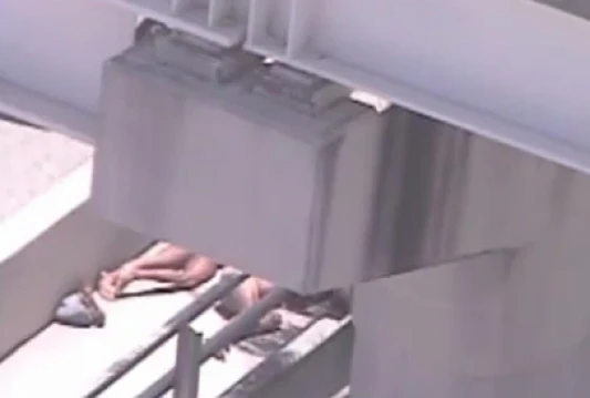 VIDEO: Golog muškarca ubila policija nakon što je žrtvi žvakao lice