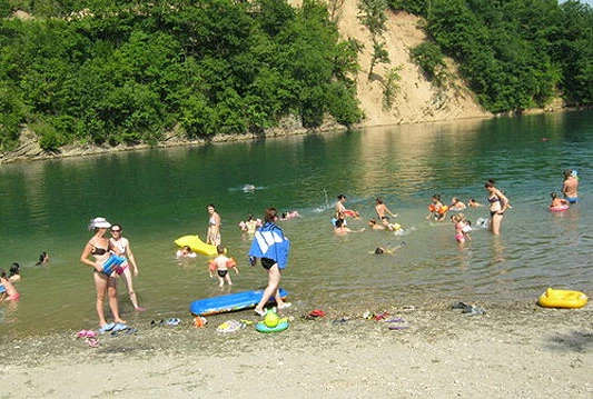 Akcija uređenja obale Jablaničkog jezera, odmorišta i plaže Gračac