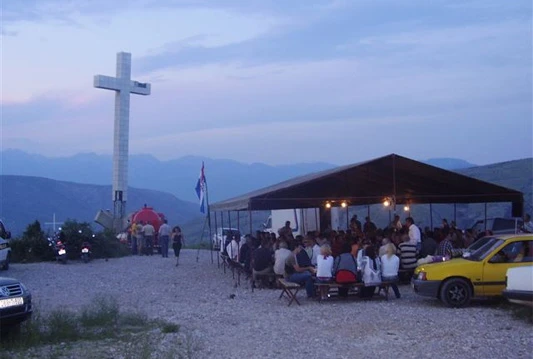 Misno slavlje ispod velikog križa na Humu