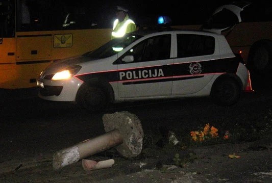 Iz temelja izvalio stup ulične rasvjete
