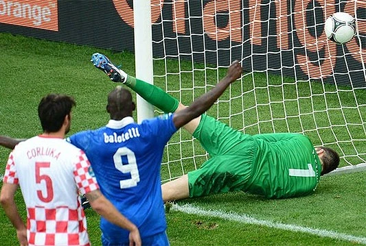 Hrvatski navijači gađali Balotellija bananama; Hrvatska kažnjena s 25.000 eura