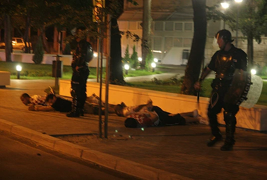 VIDEO: Neredi u Mostaru; Sedam uhićenih, ozlijeđena tri policajca i jedan izgrednik