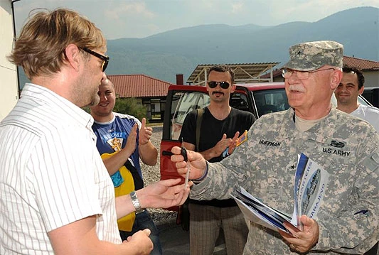 NATO uručio dva vozila hokejaškom klubu Stari Grad