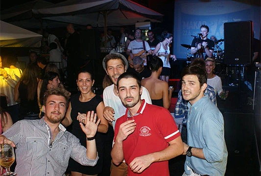 Sinoć u Prestige Bar-u sjajan nastup Makao benda. Večeras nas očekuje sarajevski Tribal.ba.