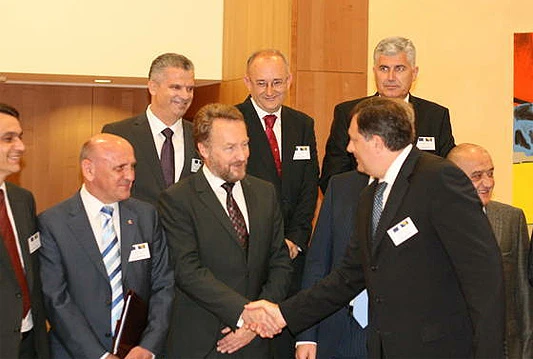 Bruxelles: Füle uručio 'mapu puta' dužnosnicima Bosne i Hercegovine