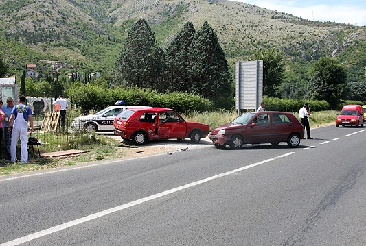U Vrapčićima sudar Golfa i Renaulta, jedna osoba ozlijeđena