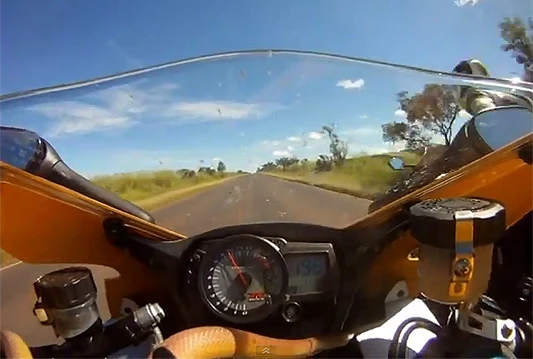 Zmija mu iskočila na ruku tijekom vožnje na 260 km/h!