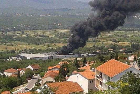 Veliki požar u trgovačkom centru u Imotskom