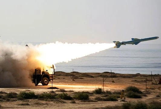 Iran započeo s vojnim vježbama koje simuliraju napad na "stranu bazu"