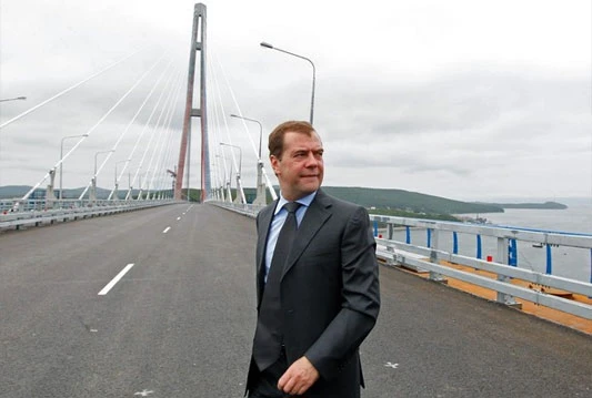 Premijer Medvedev otvorio most od milijardu dolara na Dalekom istoku