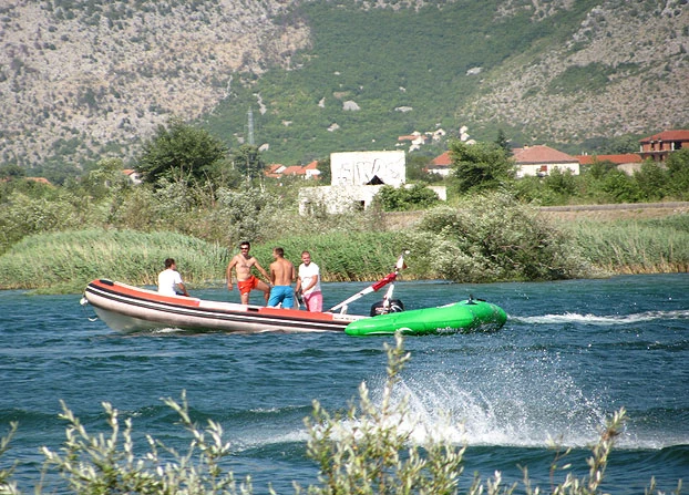 Mostarci spas od ljetnih vrućina potražili na 'Mostarskom jezeru'