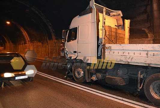 U tunelu Salakovac Renault završio pod šleperom