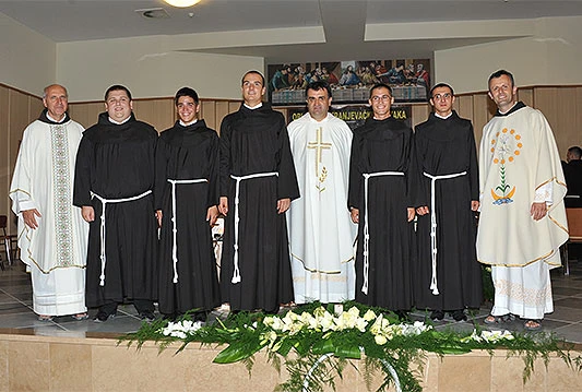 Petorica mladića obukla fratarski habit
