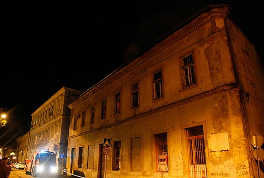 I dalje gori zgrada Sindikata u Titovoj ulici