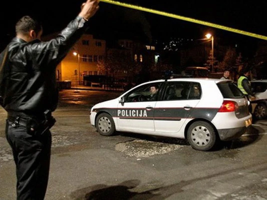 Stravičan sudar dva automobila i kamiona, jedna osoba poginula